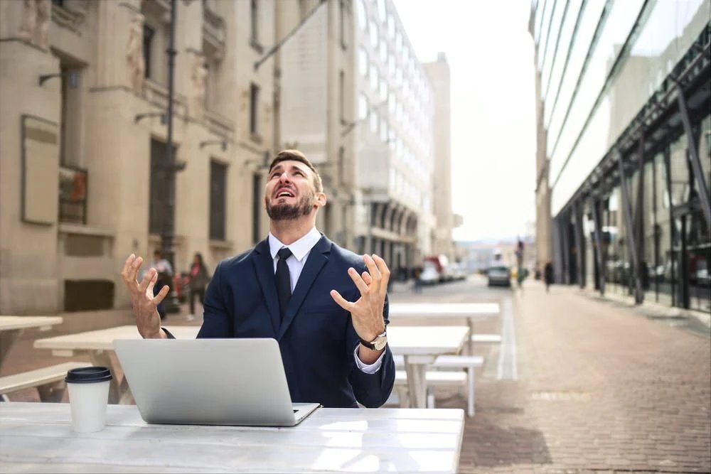 LesCopywriters's tweet photo. Un jour un client m’a envoyé balader à cause d’un email que je lui avais envoyé.

Depuis ce jour, j’ai testé des dizaines de manières différentes de contacter un client.

Voici ce que j’ai appris : https://t.co/e8FIsY6rJw
