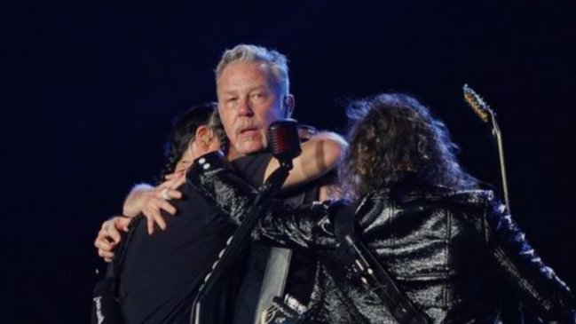 Cooperativa's tweet photo. James Hetfield rompe en llanto al finalizar último concierto en Latinoamérica: "Ya estoy viejo, no puedo tocar esta mierda" #CooperativaContigo https://t.co/fT7owzDtMg https://t.co/Y9JQAwRfB0