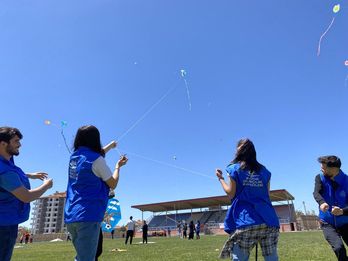 Gençlik Haftası açılışını muhteşem gökyüzüyle başlattık🥳🪁 Mahmut Özenç Özel Eğitim Uygulama Okuluyla birlikte Engelliler Haftası kapsamında Bor Stadyumunda uçurtmalarımızı gökyüzüyle buluşturduk.🤩

#Bubayramsenin
#Gençlikhaftası
#Engellilerhaftası