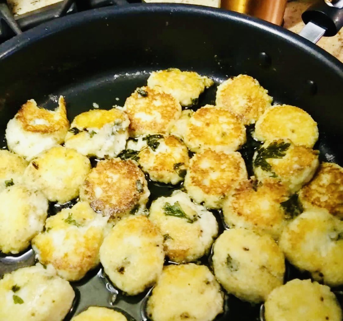 #HomeMadeGnudi #AnchovyButter #ChoppedParsley #RedPepperFlakes #ParmesanCheese #EatPGH #TrueCooks #ThatsAmore #SundayFunDay 🥟🥟🇮🇹👨‍🍳👌👌