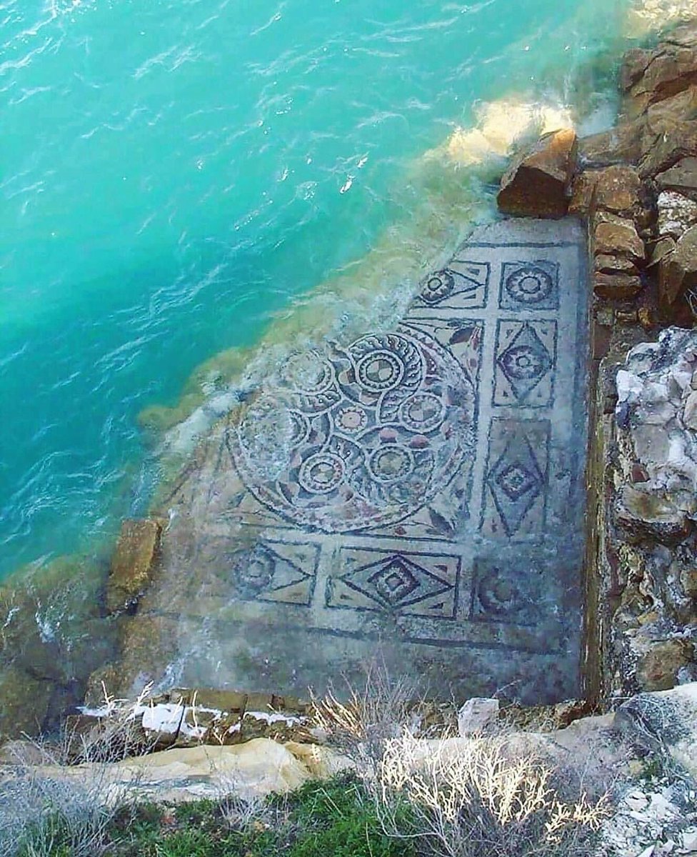 JamesLucasIT's tweet photo. mosaici romani riemersi ancora intatti dalle acque dell'eufrate dopo 2000 anni https://t.co/L1VSE61mGA