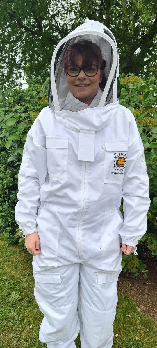 MrsdebT33's tweet photo. Not how I expected to spend a Sunday, helping remove a swarm of bees at school! https://t.co/kZKuYWRgRC