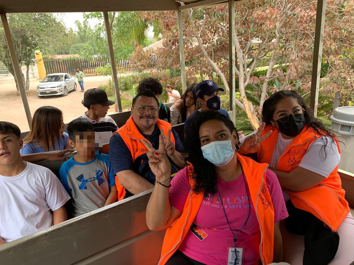 IMJULeon's tweet photo. ¿Y tú ya disfrutaste de #PaseVerde? Te contamos que hoy con el equipo Lobo 🐺 nos lanzamos al @zooleon para disfrutar de un domingo familiar y conocer especies y su protección. Venimos con amigas y amigos de Chapalita, Observatorio I y Vista Hermosa. #SomosGrandes #SomosLeón https://t.co/U1TvAvTLT8