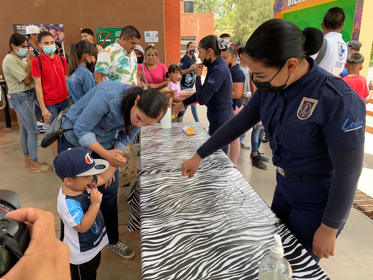 IMJULeon's tweet photo. ¿Y tú ya disfrutaste de #PaseVerde? Te contamos que hoy con el equipo Lobo 🐺 nos lanzamos al @zooleon para disfrutar de un domingo familiar y conocer especies y su protección. Venimos con amigas y amigos de Chapalita, Observatorio I y Vista Hermosa. #SomosGrandes #SomosLeón https://t.co/U1TvAvTLT8