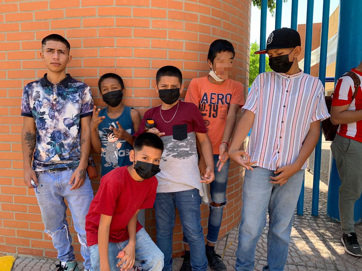 IMJULeon's tweet photo. ¿Y tú ya disfrutaste de #PaseVerde? Te contamos que hoy con el equipo Lobo 🐺 nos lanzamos al @zooleon para disfrutar de un domingo familiar y conocer especies y su protección. Venimos con amigas y amigos de Chapalita, Observatorio I y Vista Hermosa. #SomosGrandes #SomosLeón https://t.co/U1TvAvTLT8