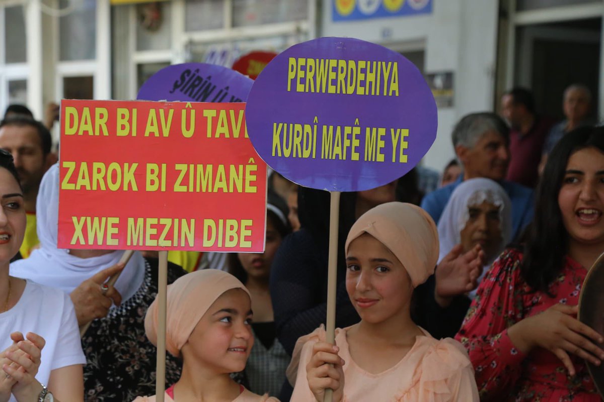 Dar li ser koka xwe; mirov li ser zimanê xwe şîn dibe. Xebat û têkoşîna me ji bo zimanê me ye.
#CejnaZimanêKurdîPîrozBe