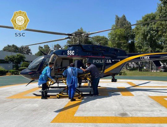 MrElDiablo8's tweet photo. Personal del Grupo Cóndores de la @SSC_CDMX trasladó a un hombre que sufrió diversas lesiones tras caer de una altura aproximada de 3 metros en @XochimilcoAl, ya es atendido en un hospital en @TuAlcaldiaGAM. https://t.co/FyTDIB1uje