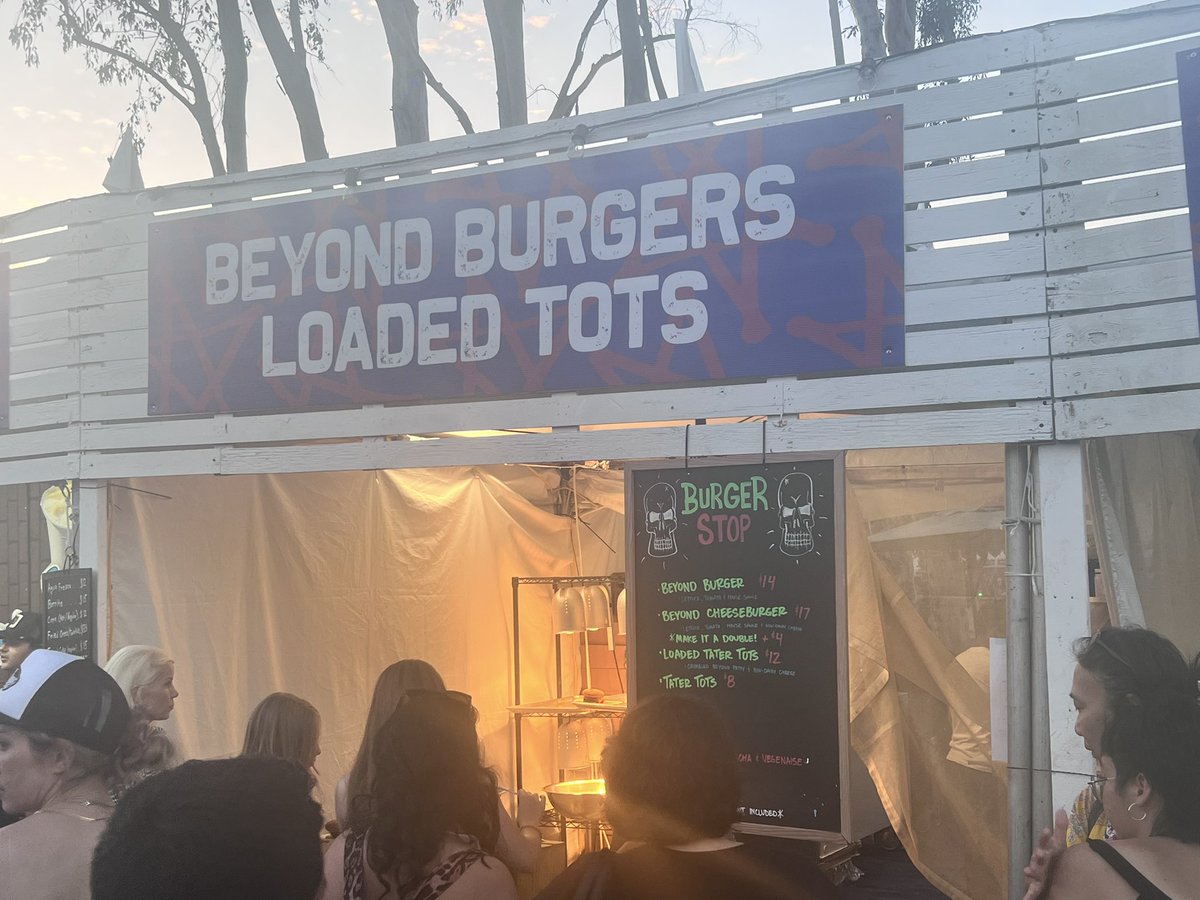 MRinLA's tweet photo. Hot tip for anyone heading out to #CruelWorldFest #Day2
DON’T go to #BurgerStop - took 80 minutes to get food AFTER ordering. Include standing in line to order and it was a 2 hour ordeal.
Bands that played full sets while getting food include: #ViolentFemmes #Berlin #DEVO https://t.co/CdfWAHcKqd
