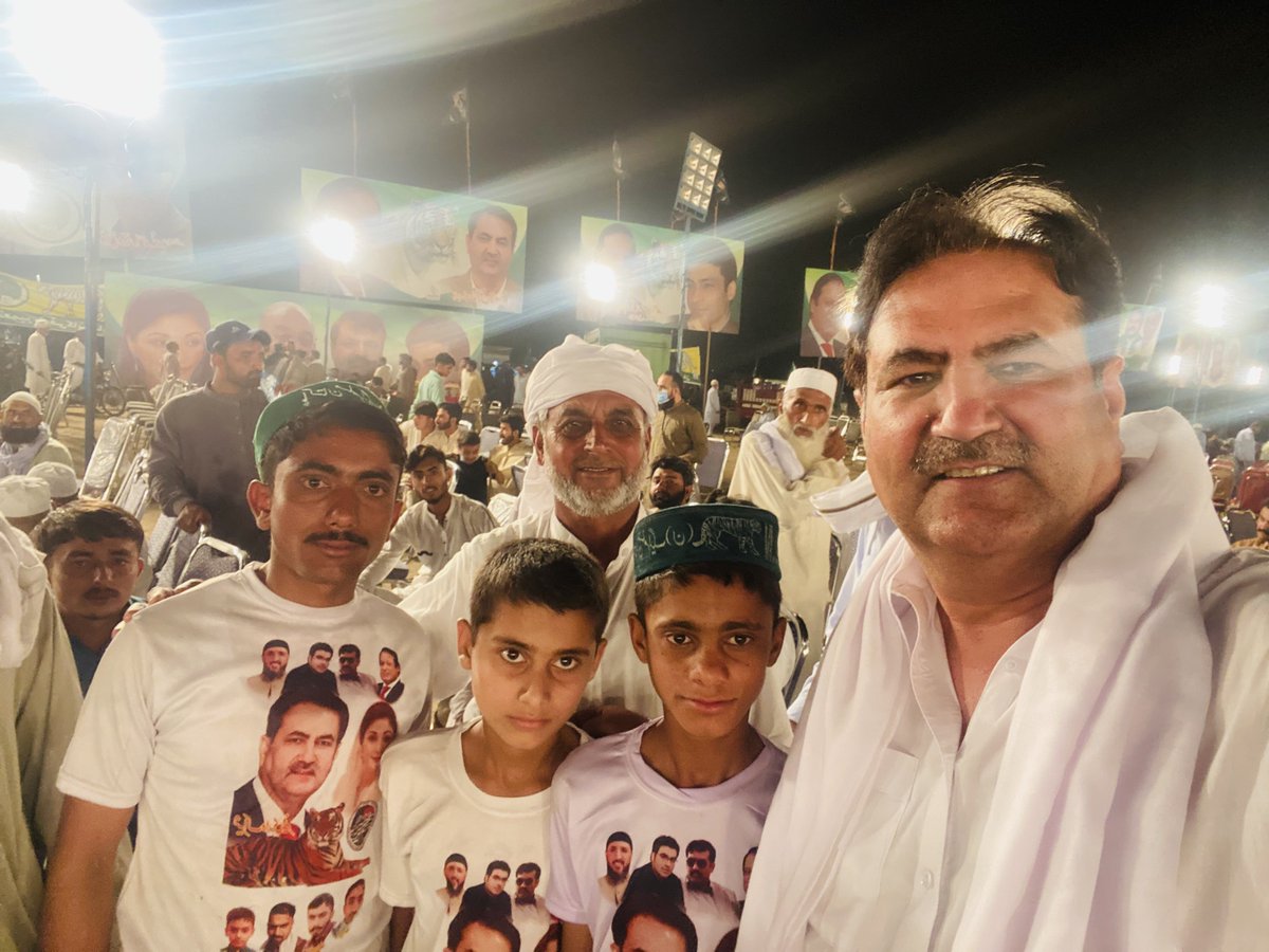 tariqfarooq60's tweet photo. آج کوٹلہ ارب علی خان ( گجرات ) میں پاکستان مسلم لیگ ن کے جلسہ عام میں شرکت ۔ 
بچوں کے جزبہ عقیدت کو سلام !!! https://t.co/S7SEnGBUBu