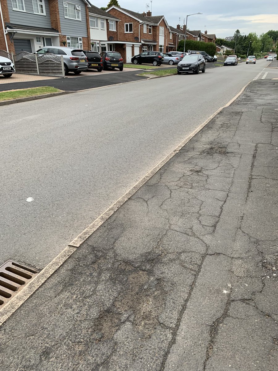 hiscock_michael's tweet photo. Hi @Warwick_DC @Warwickshire_CC your contractors have forgotten half of Golf Lane. One side is still dangerous. When are they finishing the road please? https://t.co/MUo42FS4zE