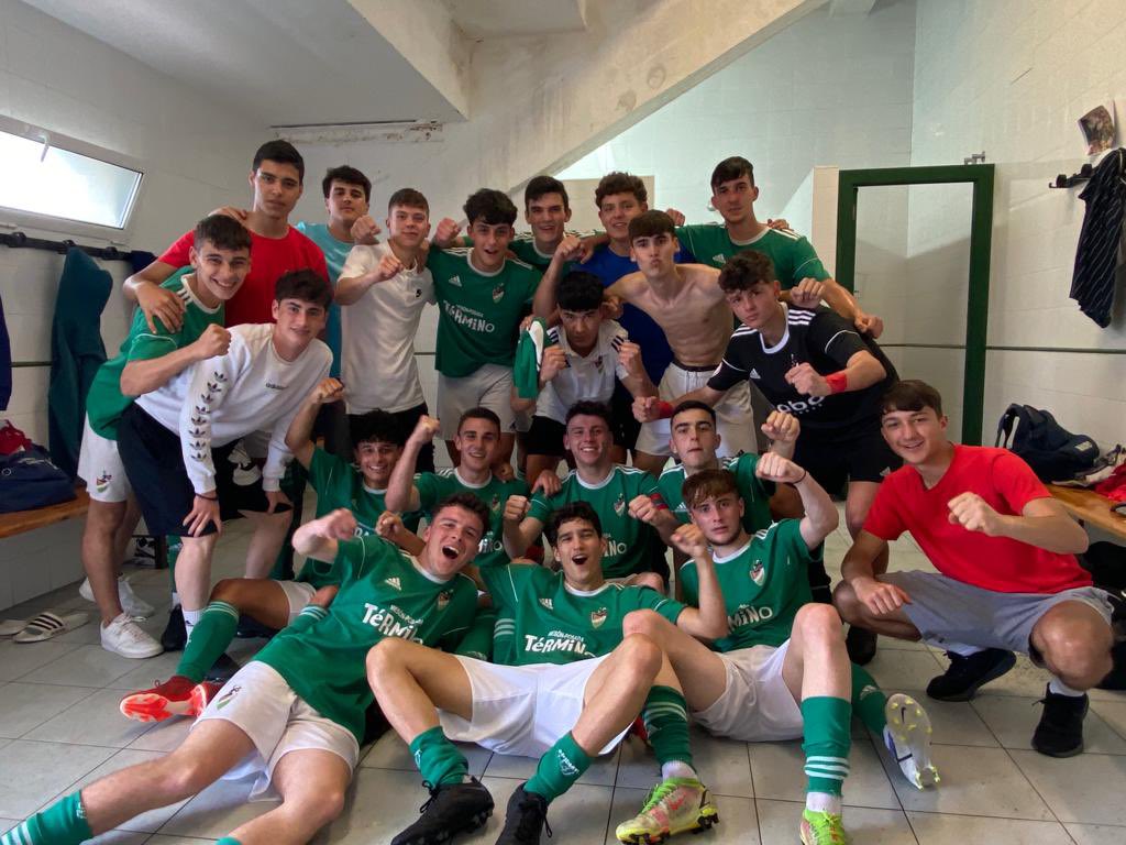 fernandodiiez01's tweet photo. 💚🤍 solo queda un paso 🖤🤍 https://t.co/quc1fiy1bQ