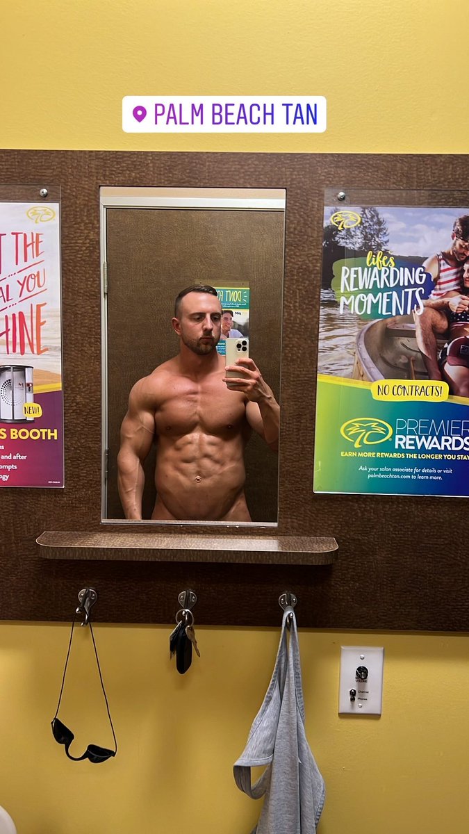 miles__alex's tweet photo. Quick tanning session before a Sunday lift 💪🏼 https://t.co/pyR3cu2aJs