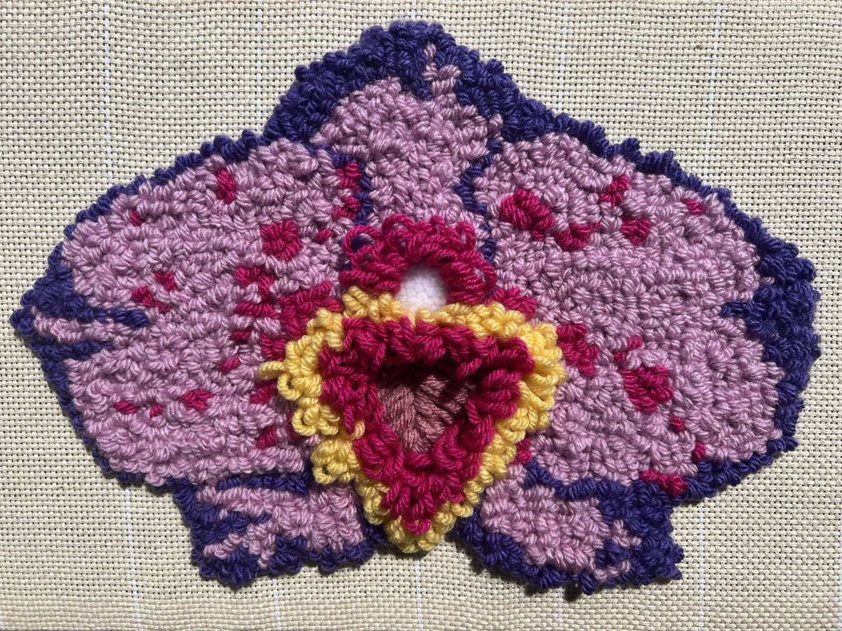 punchdrunkjung's tweet photo. The inspiration art:                       The fiber art: https://t.co/xxFXEYwrEE