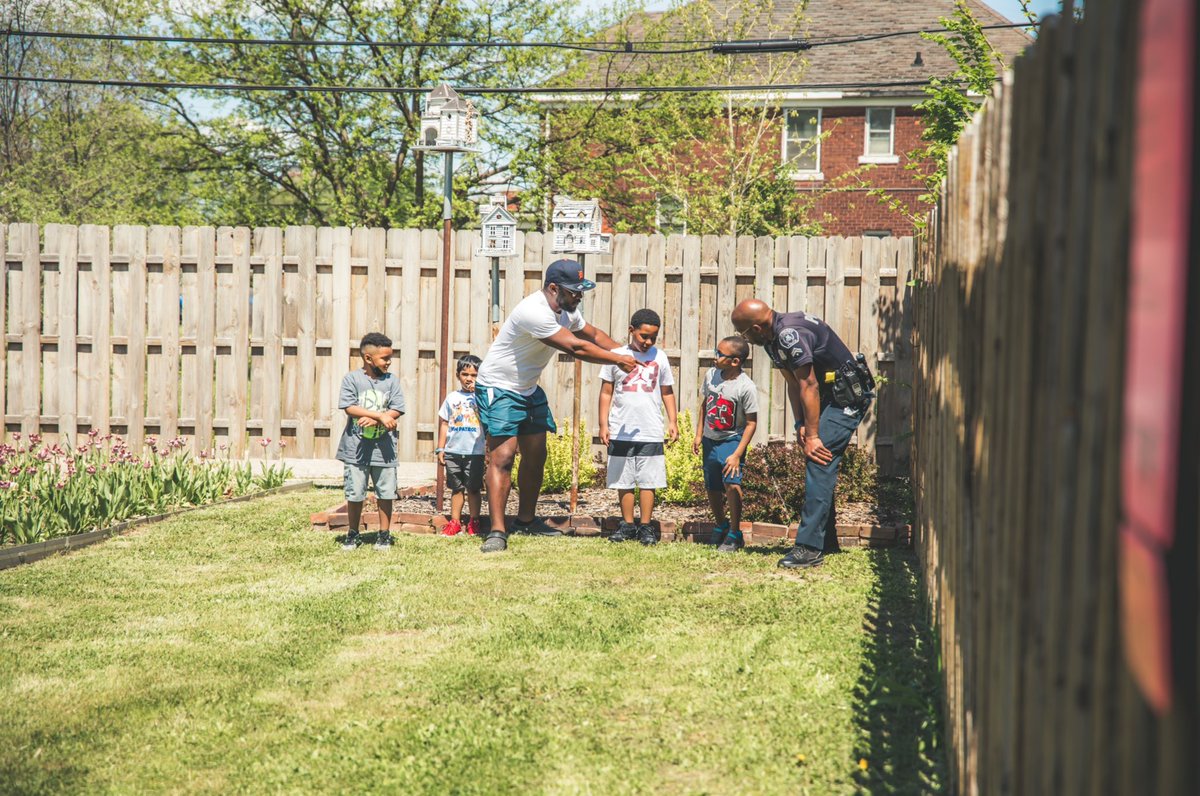 DAW_Washington's tweet photo. Huge thanks to our @DPD3Pct neighborhood police officers for coming out to help kick-off NW Goldberg Cares' spring/summer programming calendar for youth! 

Enjoy me using @Crocs to stay active!!! https://t.co/hvBjfocfUq