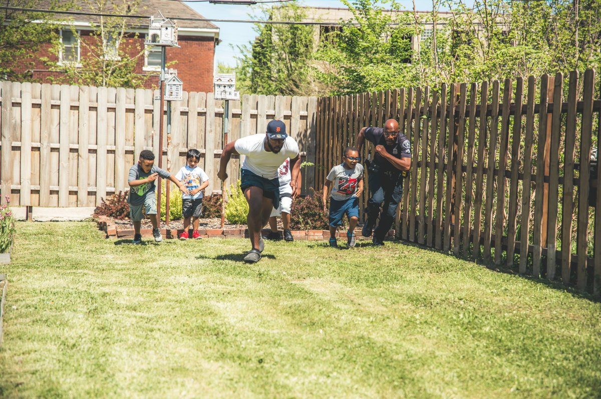 DAW_Washington's tweet photo. Huge thanks to our @DPD3Pct neighborhood police officers for coming out to help kick-off NW Goldberg Cares' spring/summer programming calendar for youth! 

Enjoy me using @Crocs to stay active!!! https://t.co/hvBjfocfUq