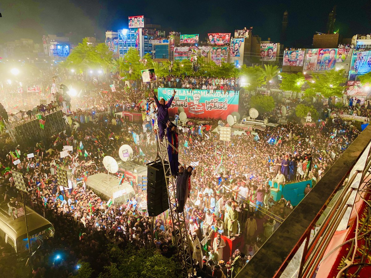 sufisal's tweet photo. Junoonis fearlessly hanging on to every word of ⁦@ImranKhanPTI⁩ explosive speech tonight in #Faislabad #JalsaJunoon https://t.co/t8XJ3ft9hJ