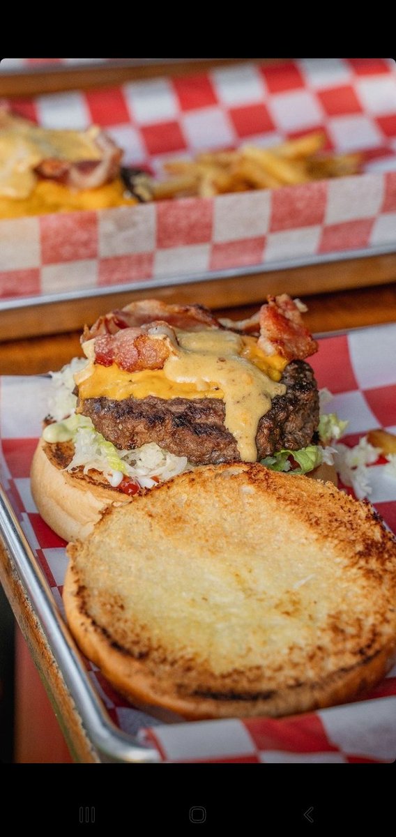 pandafoodrd's tweet photo. Por que somos gente que come bueno 👍.  Visítanos hoy en Sucursales Arroyo Hondo y Zona oriental. #pandafood #burgers #foodpanda https://t.co/FUw8oKGwHA