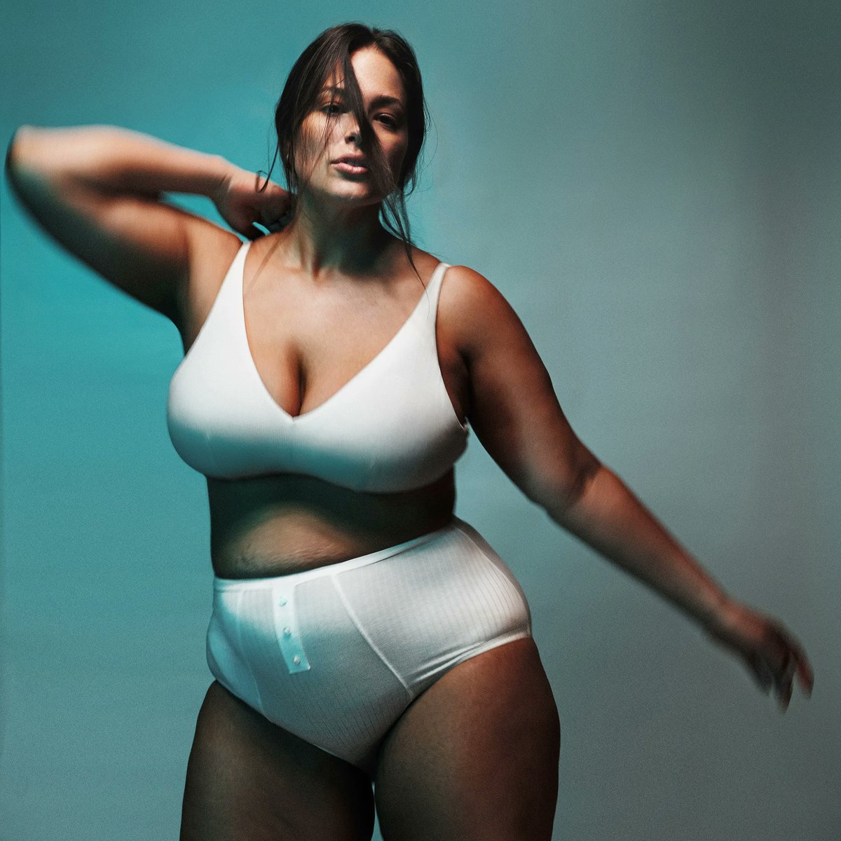 Critic2style's tweet photo. Ashley Graham lance une collection de lingerie qui sublime toutes les silhouettes ! Alors pourriez-vous craquer pour cette lingerie adaptée pour tous ?                       @ashleygraham #fashiondesigner #fashionstyle #Critic2style https://t.co/WQW7mW3rK2