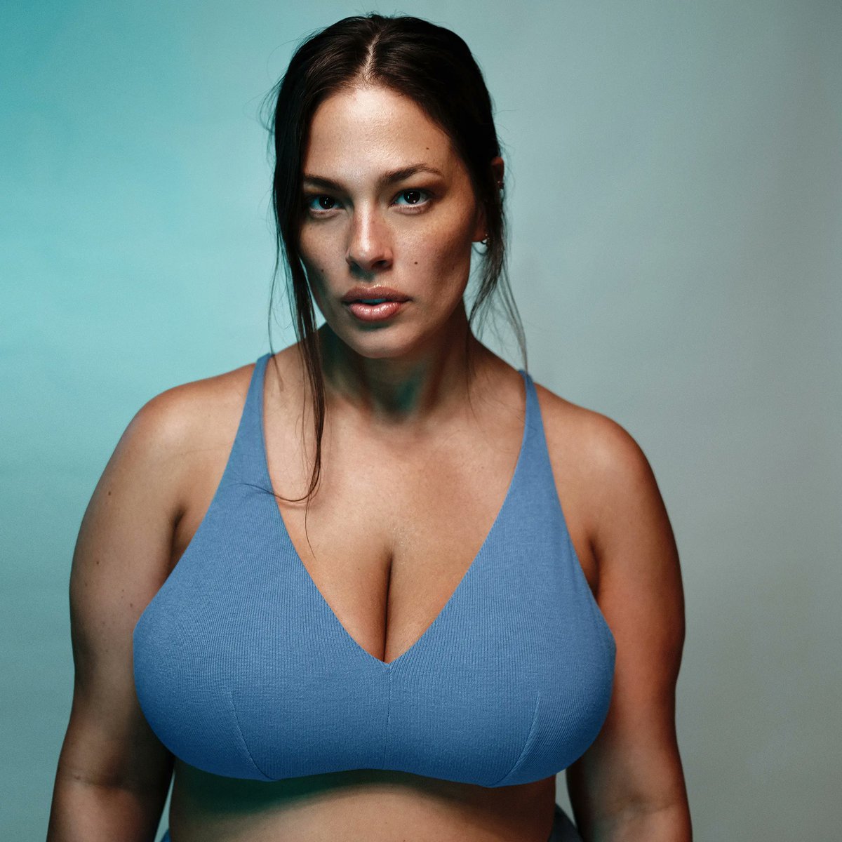 Critic2style's tweet photo. Ashley Graham lance une collection de lingerie qui sublime toutes les silhouettes ! Alors pourriez-vous craquer pour cette lingerie adaptée pour tous ?                       @ashleygraham #fashiondesigner #fashionstyle #Critic2style https://t.co/WQW7mW3rK2