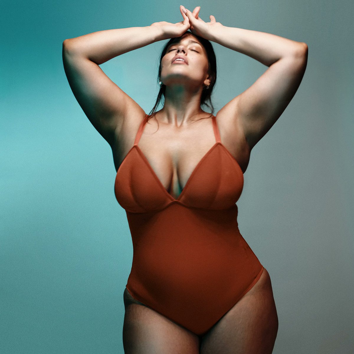 Critic2style's tweet photo. Ashley Graham lance une collection de lingerie qui sublime toutes les silhouettes ! Alors pourriez-vous craquer pour cette lingerie adaptée pour tous ?                       @ashleygraham #fashiondesigner #fashionstyle #Critic2style https://t.co/WQW7mW3rK2