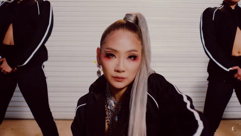 Central_2NE1's tweet photo. 🍒 — 'CHUCK' chegou a 5 Milhões de visualizações 🔥
🔗 https://t.co/5gcnSlHoZ3
#ChuckMVout #CListheALPHA
#CL #씨엘 @chaelinCL #2NE1 https://t.co/eLwSO97njq