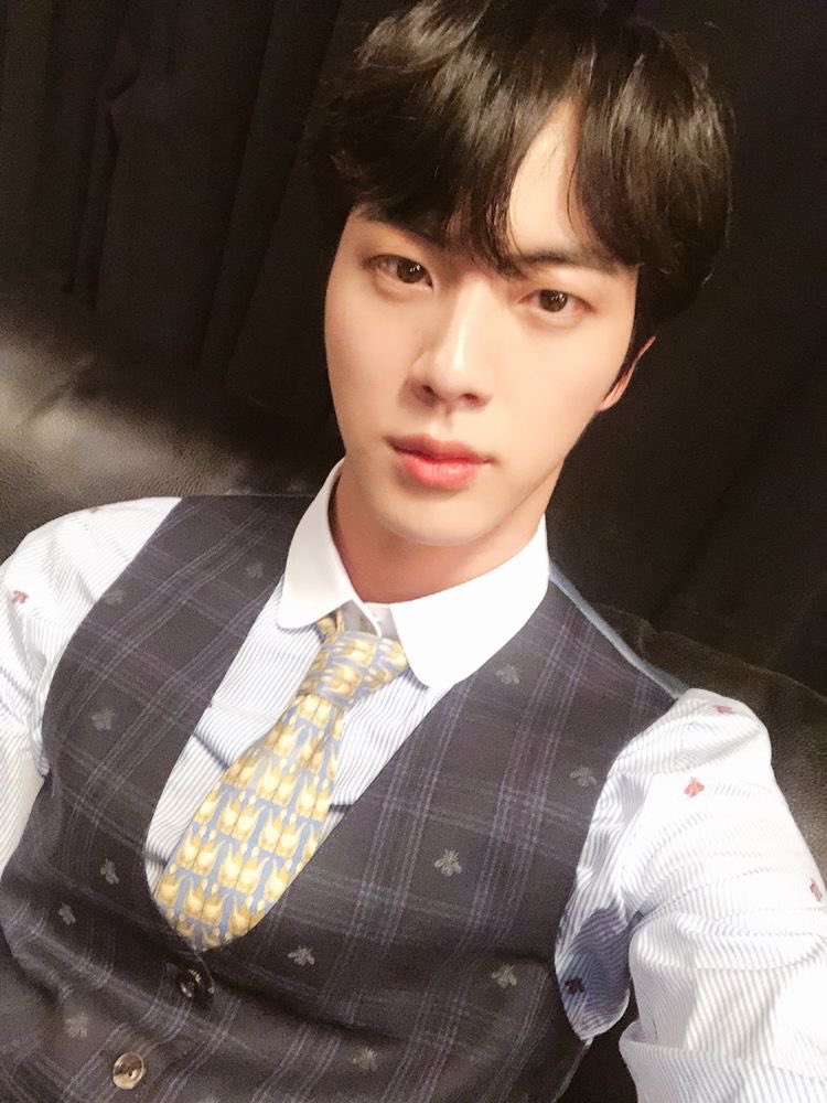 EB0YSEOKJIN's tweet photo. Throwback to seokjin's iconic selcas from BBMAs 2018 #JIN https://t.co/HRds3qbKAl
