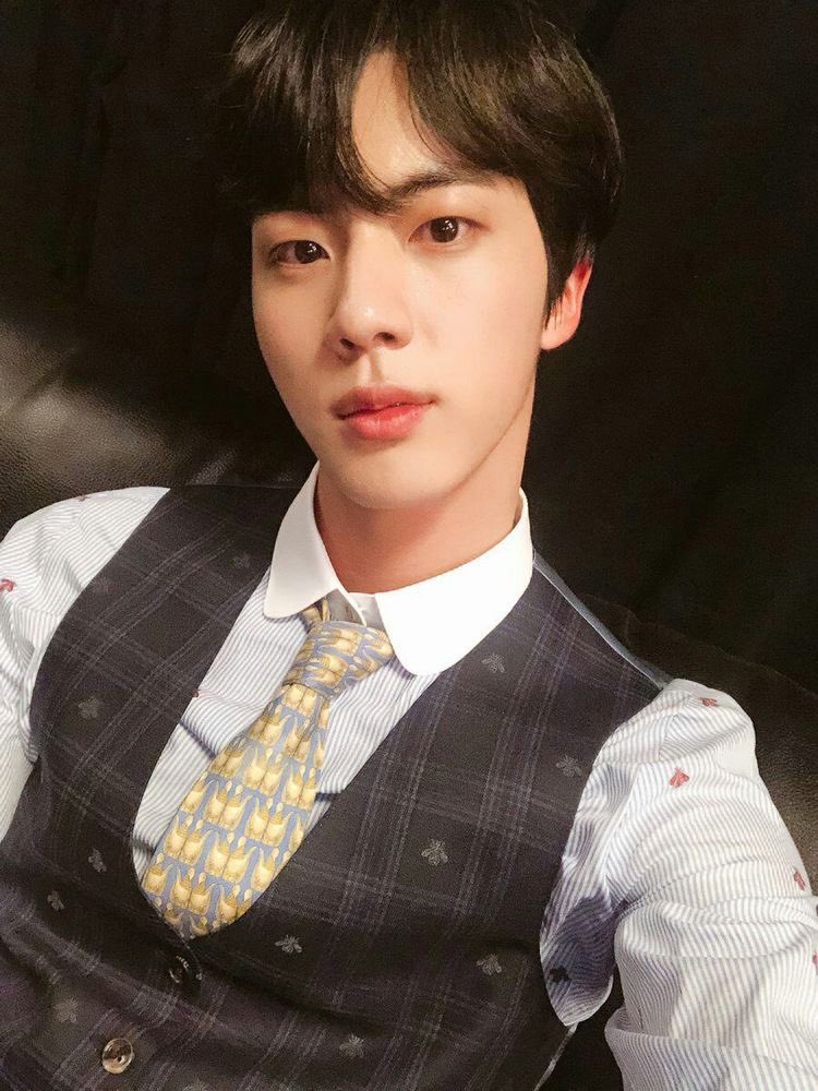 EB0YSEOKJIN's tweet photo. Throwback to seokjin's iconic selcas from BBMAs 2018 #JIN https://t.co/HRds3qbKAl