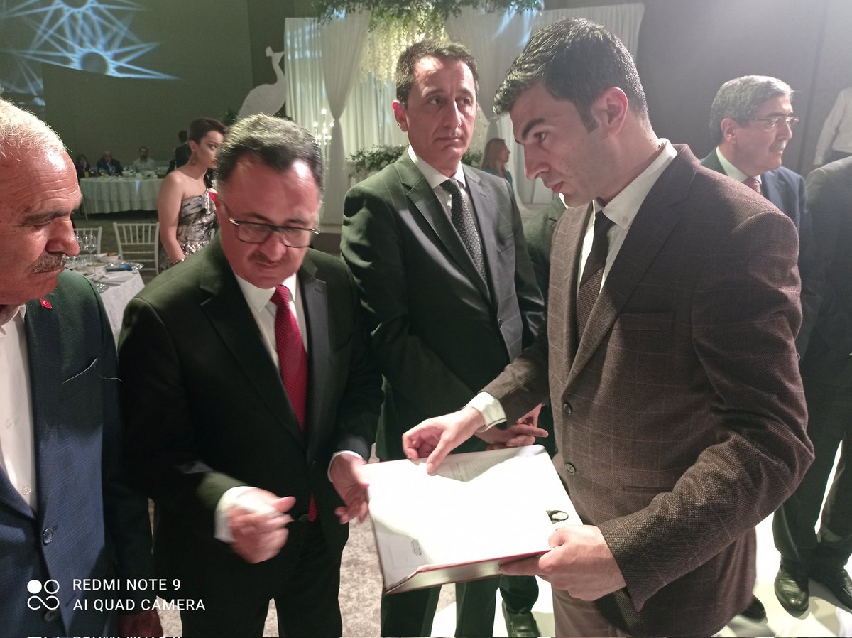 İlçe Yön.Kurulu ve Bel.Meclis Üyelerimiz ile birlikte önceki dönem İl Disiplin Kurulu Başkanı <a href="/MehmettAytacc/">Mehmet Aytaç</a> 'ın kızı Merve Hanım ile Yusuf Beyin nikah akdine şahitlik ettik.
Genç çiftlere bir ömür boyu mutluluklar dilerim.
<a href="/erkankandemir/">Erkan Kandemir</a> @HKahtal <a href="/korkmazkaraca31/">KORKMAZ KARACA🇹🇷🇹🇷</a> <a href="/mtahmazoglu/">Mehmet Tahmazoğlu 🇹🇷</a>