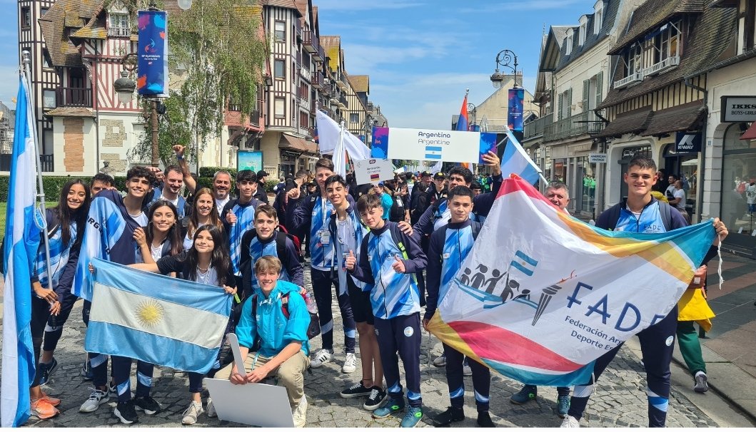 FADEarg's tweet photo. Hoy la delegación de #FADE🇦🇷 participó del desfile y de la ceremonia de apertura de la Gymnasiade🇫🇷. #ISFNormandy2022.
👉Gran emoción y orgullo representar a la 🇦🇷 en el Deporte Escolar.
@ISFsports @lpetrynka @ines_arrondo @Leot14 @DeportesAR
➡️Educación y Deporte
#SomosFADE🇦🇷❤️ https://t.co/hbcsqzbA4r