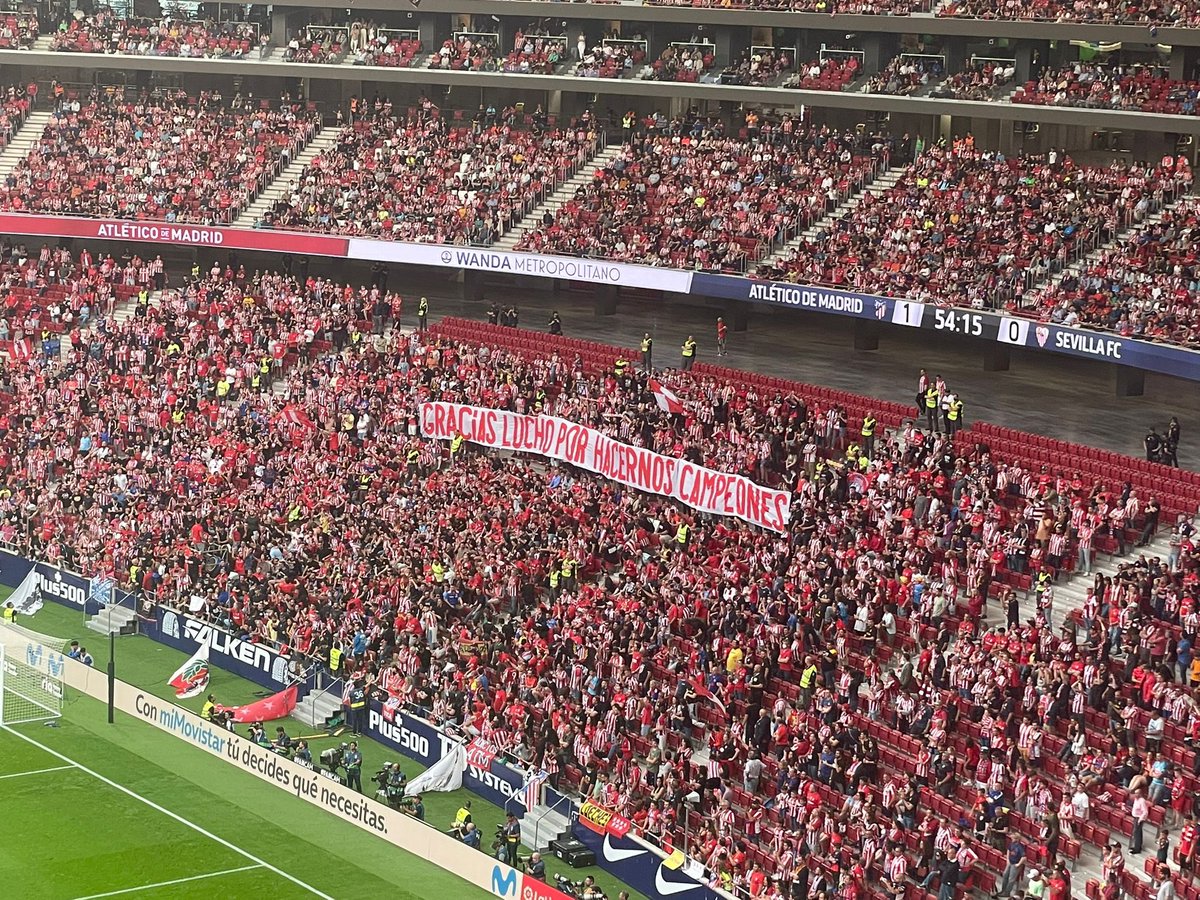 BarcaUniversal's tweet photo. Atlético Madrid fans give Luis Suárez a standing ovation after being substituted. Suárez leaves the pitch crying. The fans in the stands with a banner: 'Thank you Lucho for making us champions'. https://t.co/5RNlWuHQOF