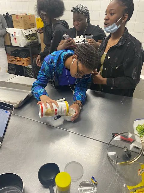 frontlinesto's tweet image. On Tuesday the youth from our WOMP (What's On My Plate) program discussed Social Anxiety Disorder and made cheesy macaroni. Every Tuesday we discuss different mental health topics and cook different meals.
#torontocook #torontochef #torontomentalhealth
