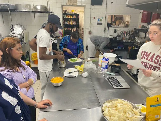 frontlinesto's tweet image. On Tuesday the youth from our WOMP (What's On My Plate) program discussed Social Anxiety Disorder and made cheesy macaroni. Every Tuesday we discuss different mental health topics and cook different meals.
#torontocook #torontochef #torontomentalhealth