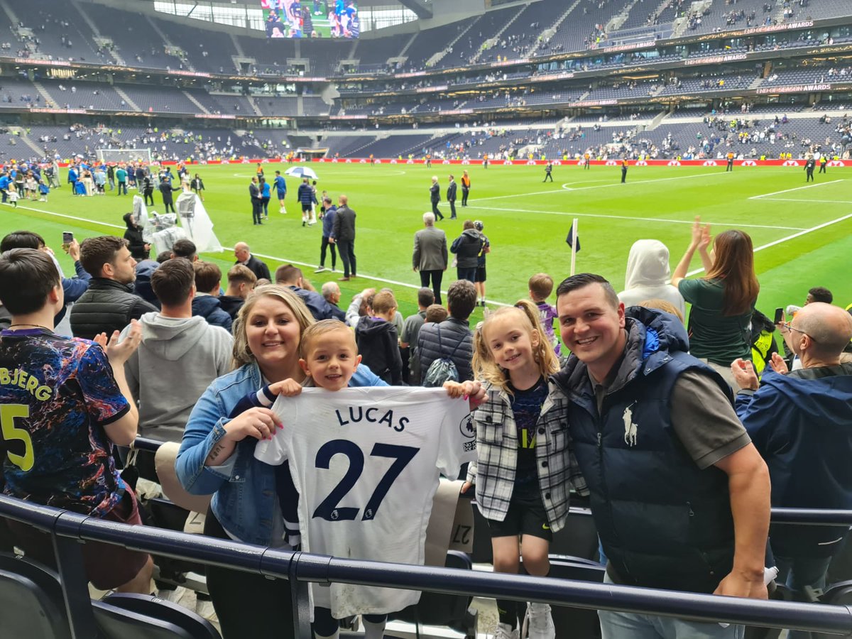 billyhoy89's tweet photo. @LucasMoura7 @SpursStadium @SpursOfficial @Spurs_PT @LucasMoura7 @sofia766 thank you lucas we have one very very happy boy COYS COYS COYS COYS https://t.co/RBx1NzXEH1