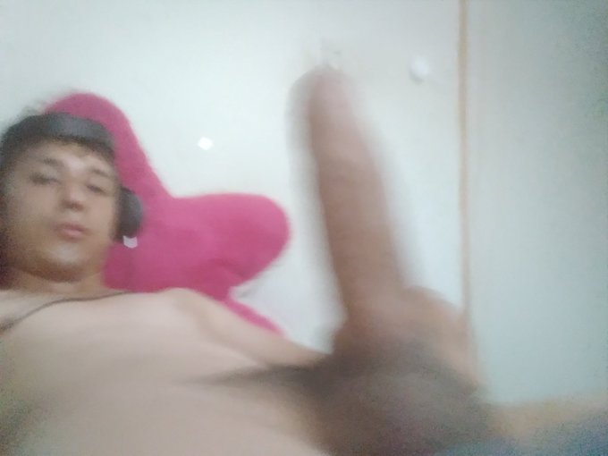 Sufro en mi cuarto jalemela y jalemela solo necesito una mujer alguien sabe de una puta bara o una amiga