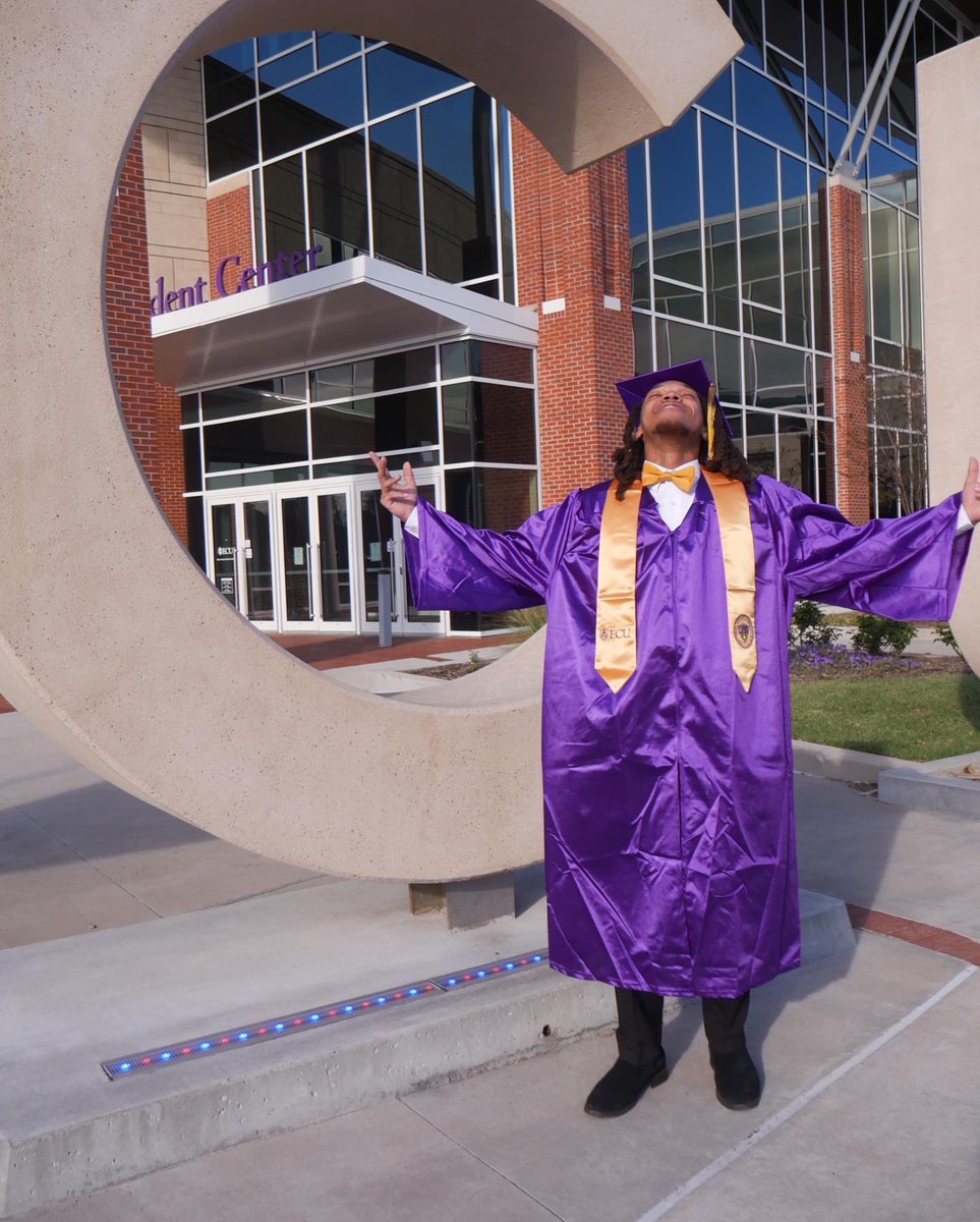 JuixemanTay's tweet photo. Game ain’t free you gotta pay that’s how you appreciate it 🎓✨  #Classof2022 #ECU https://t.co/wnESapoQCW