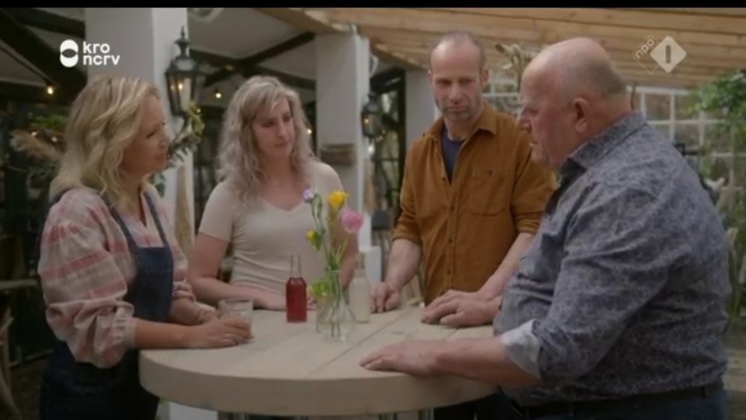 accountnaam's tweet photo. Hierna ging de tafel om en vloog Yvon Hans in de haren. #bzv #boerzoektvrouw https://t.co/7gN9umSWiG