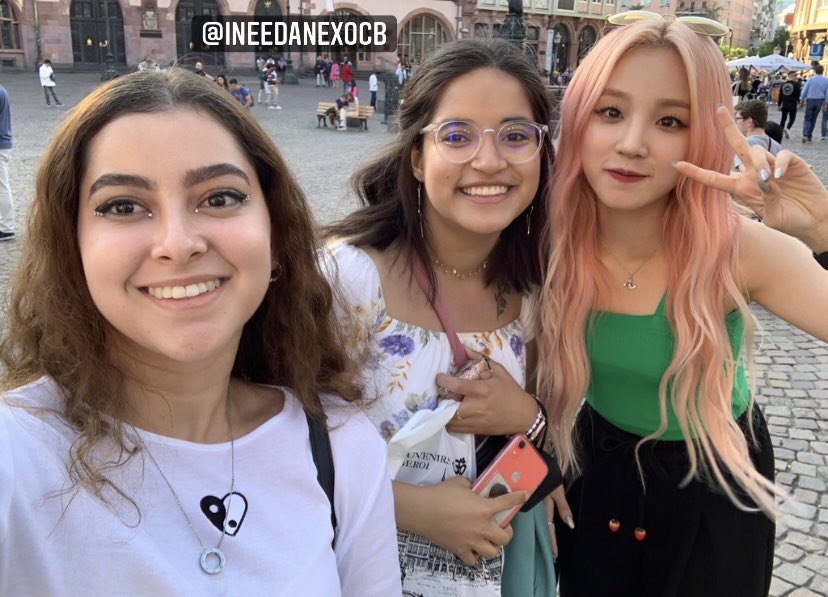 ineedanexocb's tweet photo. ESTOY TEMBLANDO 
Mi mejor amiga y yo andábamos conociendo y nos encontramos a G-idle https://t.co/REzGPimBIf