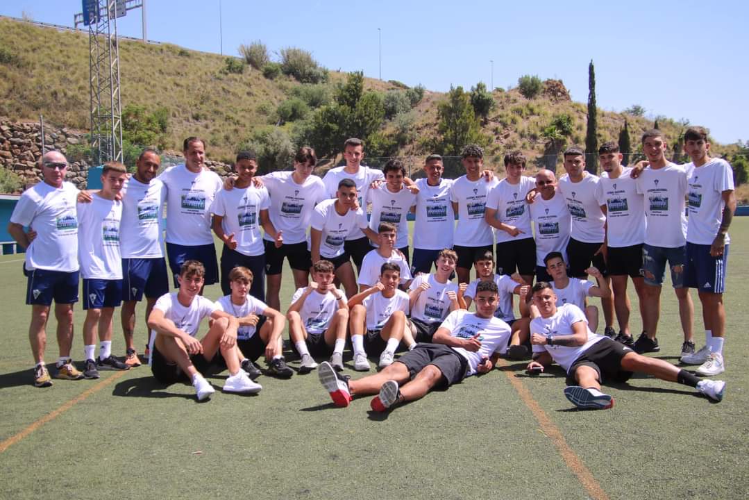 Sunnyph27's tweet photo. Ningún jugador es tan bueno como todos juntos...
Agradezco a todo el cuerpo técnico y a mis compañeros por darlo todo en esta temporada y lograr este ascenso 🔼💪⚽💙
Le debo todo a  @CanteraMFC este es mi último año ha sido un placer defender mi escudo 💙⚽ desde pequeño ☺️ https://t.co/pguCO4BtF9