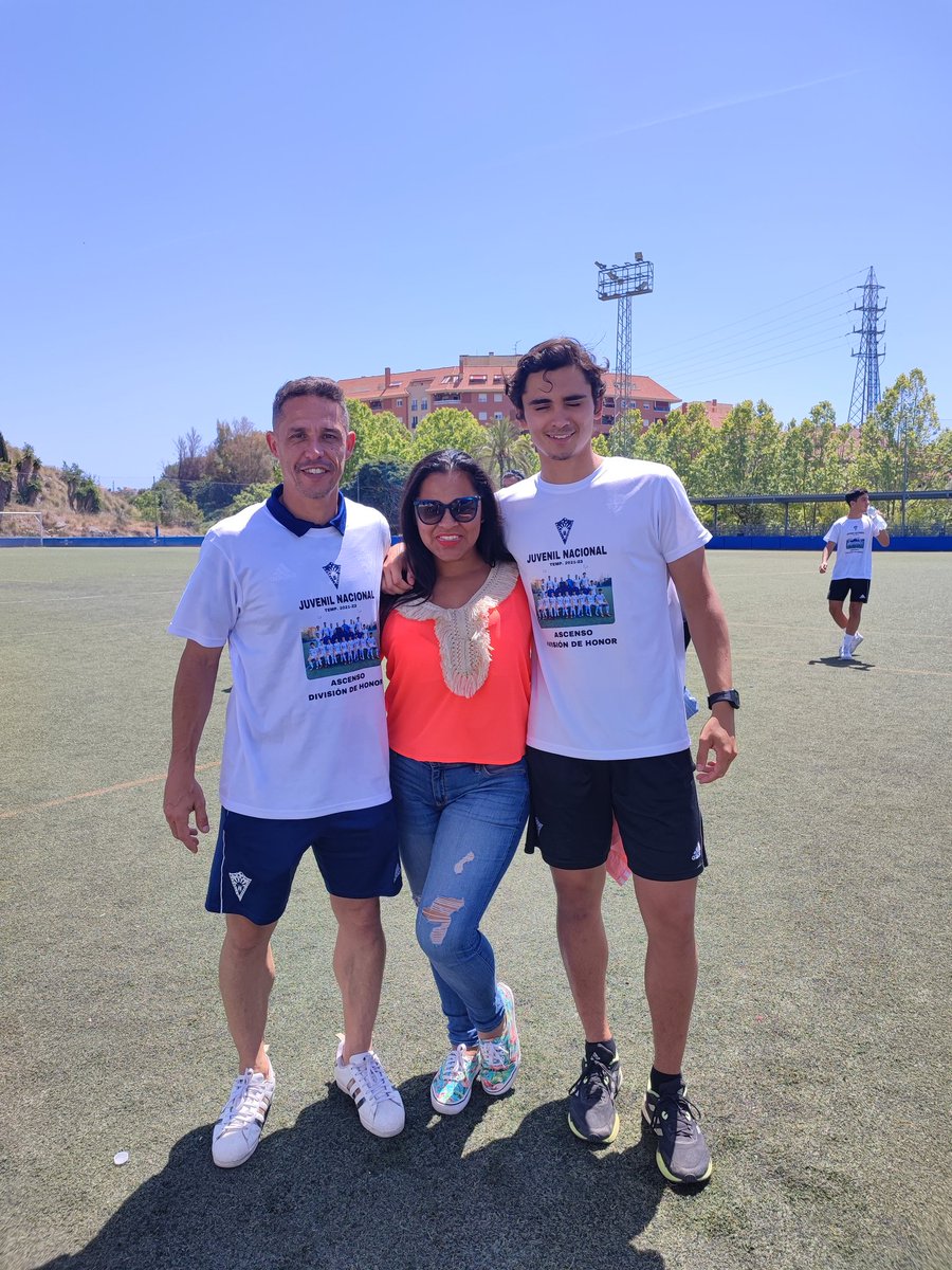 Sunnyph27's tweet photo. Ningún jugador es tan bueno como todos juntos...
Agradezco a todo el cuerpo técnico y a mis compañeros por darlo todo en esta temporada y lograr este ascenso 🔼💪⚽💙
Le debo todo a  @CanteraMFC este es mi último año ha sido un placer defender mi escudo 💙⚽ desde pequeño ☺️ https://t.co/pguCO4BtF9