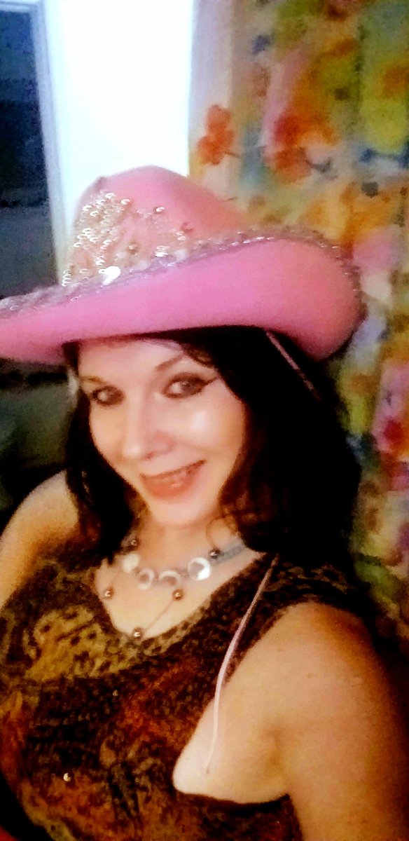 Bono66020372's tweet photo. Hiya, this #selfie was taken last night during #the #Eurovision #SongContest #2022 . I am now #chillaxing on #asundayafternoon to the #phenominal #Sound os #PinkFloyd #liveinVenise #SkyArts #tvchannel - #1989 RochBand! #awesome : A #Classis & #iconicconcert on a #floatingstage https://t.co/4VhJskolLm