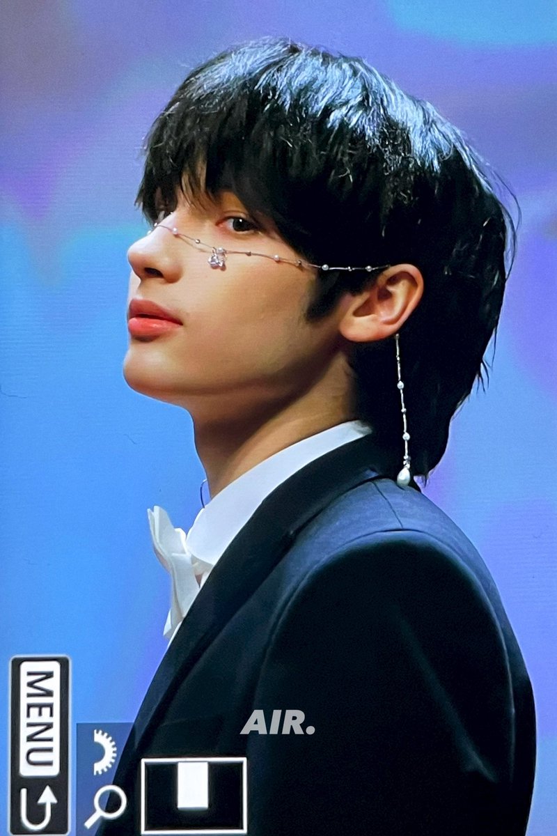 biggestsimp4kai's tweet photo. WHO ALLOWED HIM TO BE THIS PRETTY??!?!? https://t.co/zxNoGl5zMD