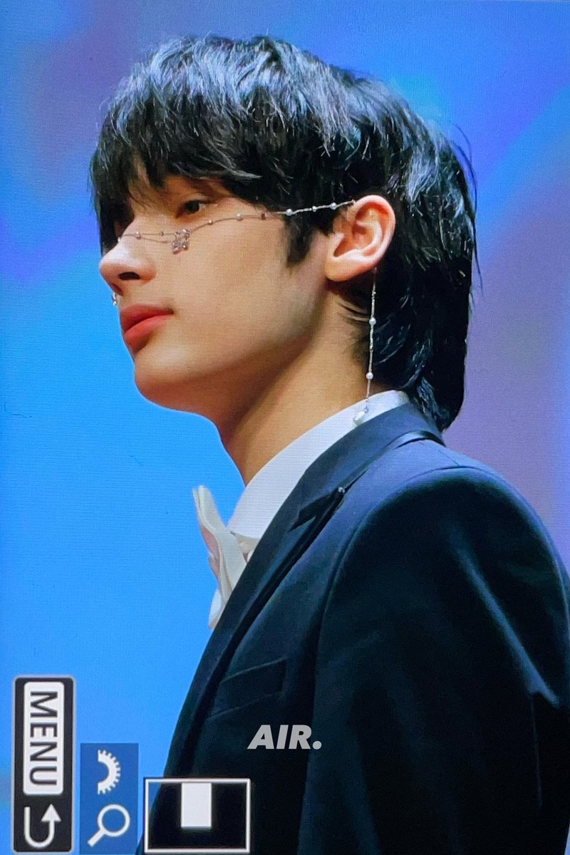 biggestsimp4kai's tweet photo. WHO ALLOWED HIM TO BE THIS PRETTY??!?!? https://t.co/zxNoGl5zMD
