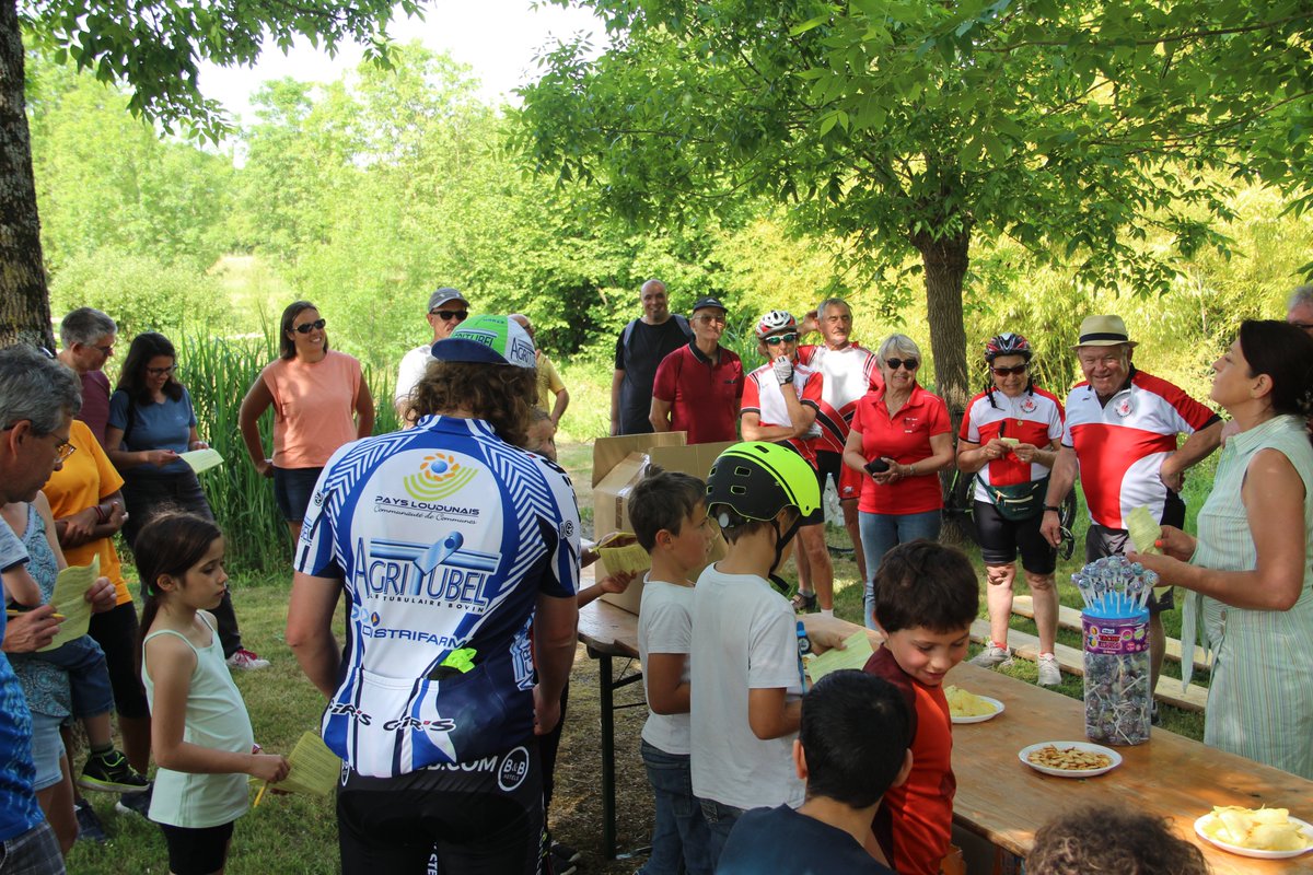 ExpositoEmmanu1's tweet photo. Merci à l'association des #Cyclos d'#Epannes et à son Pdt Guy GUIBERT pour cette manifestation mais aussi à mon équipe municipale. Une réussite qui a réuni 50 #cyclistes de tout âge. 8 km avec recherches d'énigmes sur notre #patrimoine. #MaraisPoitevin #DeuxSevres https://t.co/gQ0q6yq2of