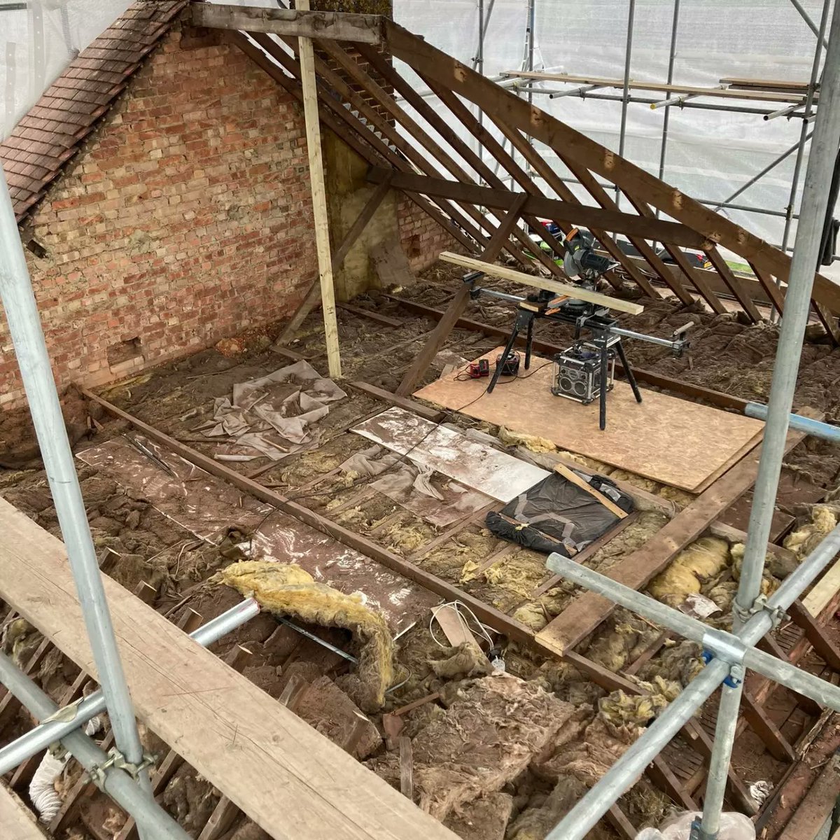 OakmooreHomes's tweet photo. 🏗 Loft conversion update 🏗

The @oakmoorehomes ™️ have made good progress this week at our project in Ewell.

✅ All steels delivered and installed

✅ Big timber delivery unloaded 

✅ Started on the timber floors https://t.co/CEbtFUFsyO