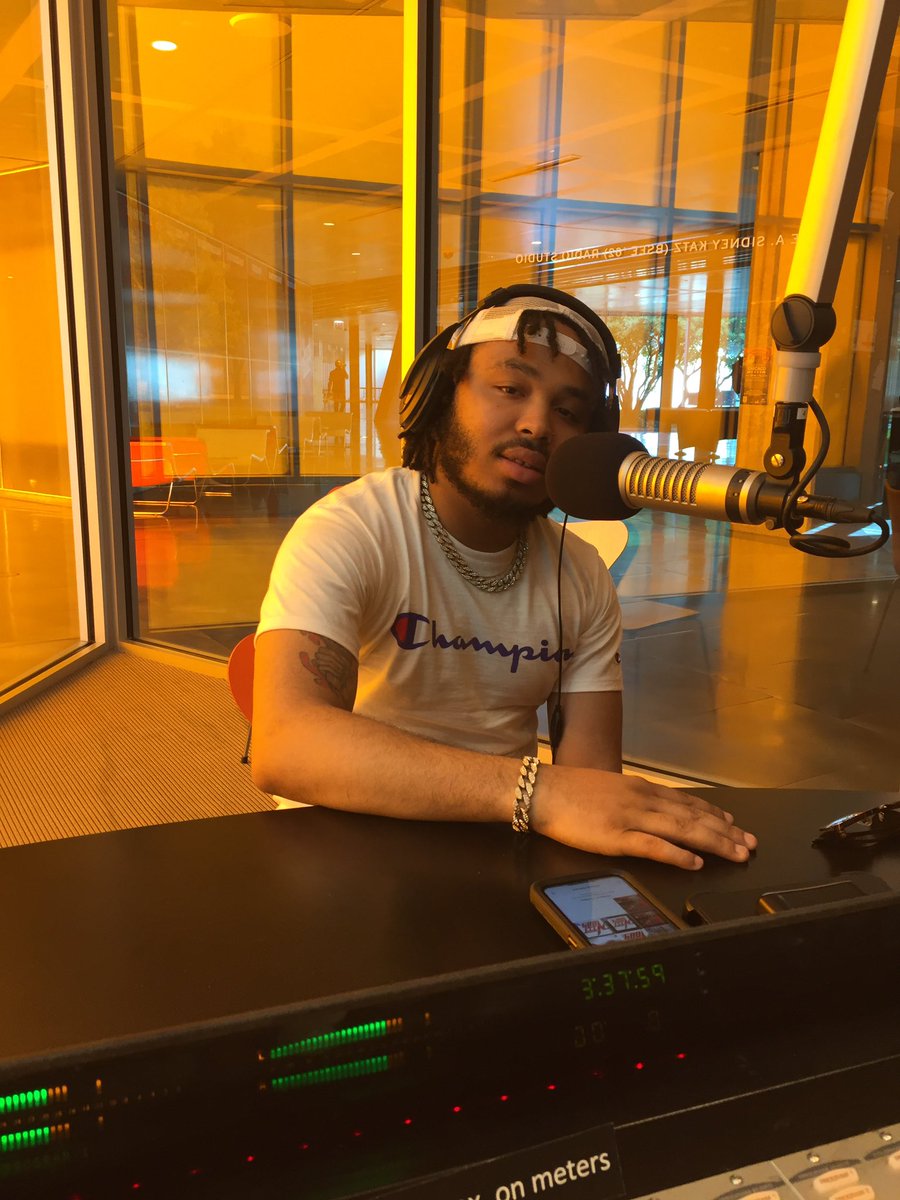 thereal_lyrik's tweet photo. Had an eventful time with @fusionradio08 😎✊🏽🖤. Brian is definitely the guy to tap in with🐐‼️. I even met other talented artists🙏🏽🔥💯. #ALBUMMODE #4WayVision 

#RealShitTho #LyrikToldYaaSooo #HumbleConfidence #TheMarathonContinues 
#4EverBryana #DaeDaeWorld https://t.co/h410mWhrUb