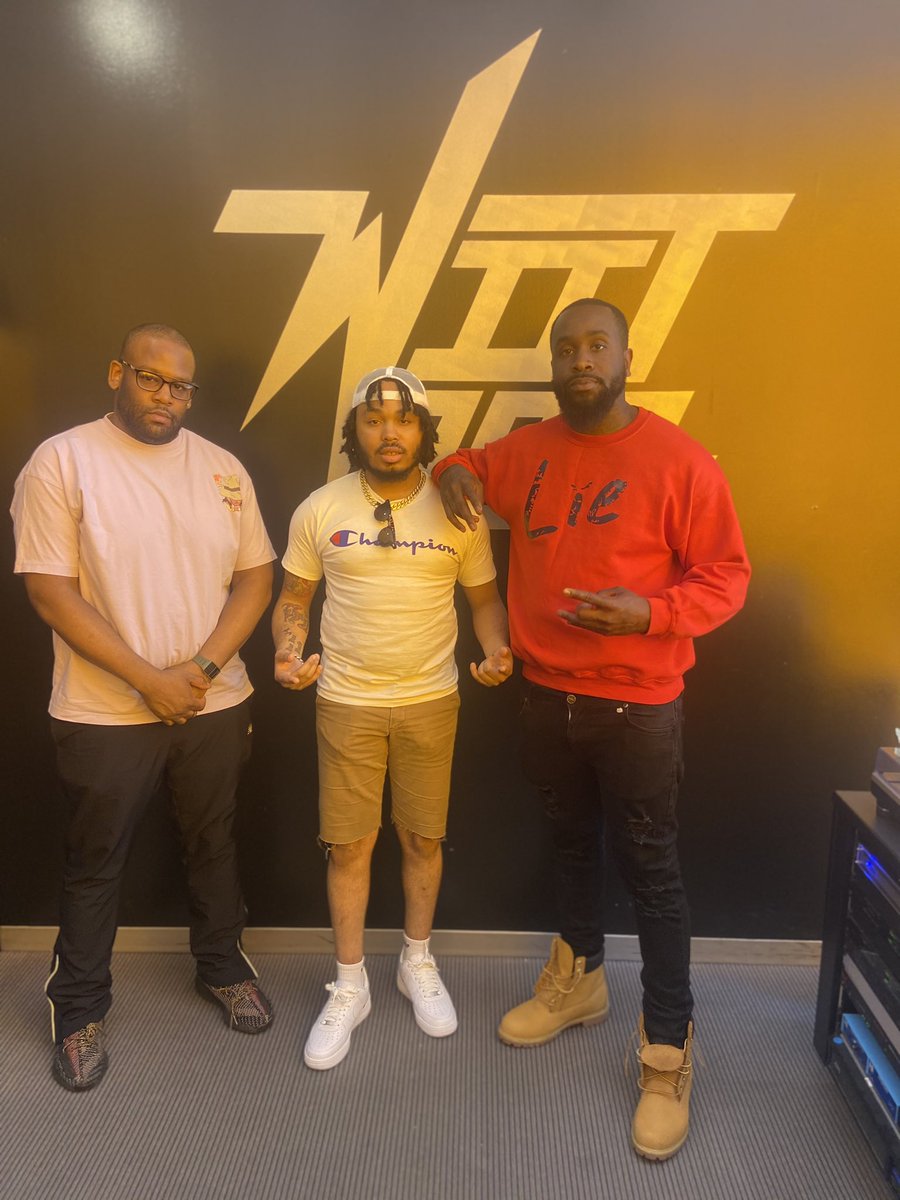 thereal_lyrik's tweet photo. Had an eventful time with @fusionradio08 😎✊🏽🖤. Brian is definitely the guy to tap in with🐐‼️. I even met other talented artists🙏🏽🔥💯. #ALBUMMODE #4WayVision 

#RealShitTho #LyrikToldYaaSooo #HumbleConfidence #TheMarathonContinues 
#4EverBryana #DaeDaeWorld https://t.co/h410mWhrUb