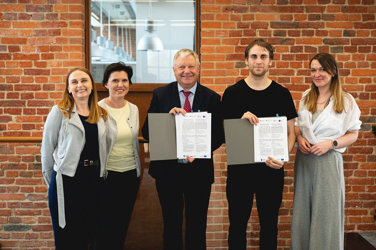 MiFoodRobot's tweet image. From sunny Spain to Poland. #AgricultureRobot (@MiFoodRobot ). We will develop an innovative robot to reduce food waste on harvesting fruits such as apples, grapes and strawberries.

#startup #innovations #tech #IoT #StartupSpark #AI #PolandPrize #PARP