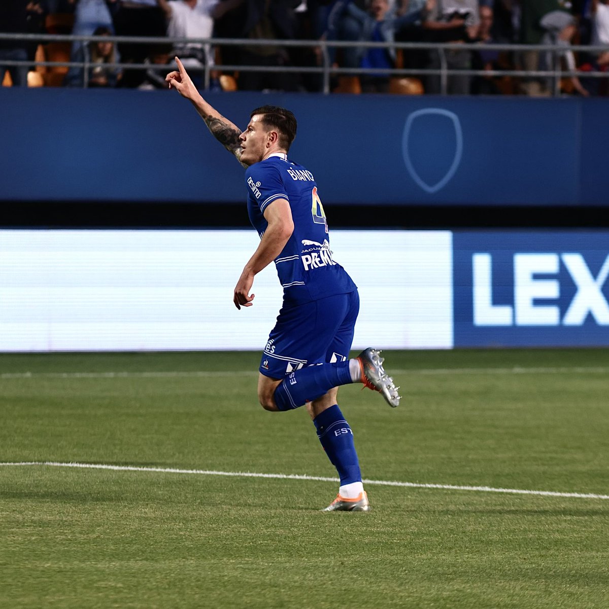 g_biancone's tweet photo. Le maintien est assuré ! Merci à toutes les personnes présentes au stade hier soir. Malgré la défaite très heureux d’avoir inscrit mon premier but en @Ligue1UberEats ! #GLB4 @estac_officiel 🔵⚪️ https://t.co/XVr2GRxCrv
