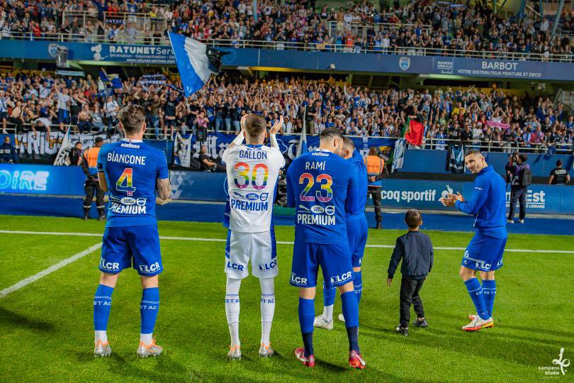 g_biancone's tweet photo. Le maintien est assuré ! Merci à toutes les personnes présentes au stade hier soir. Malgré la défaite très heureux d’avoir inscrit mon premier but en @Ligue1UberEats ! #GLB4 @estac_officiel 🔵⚪️ https://t.co/XVr2GRxCrv