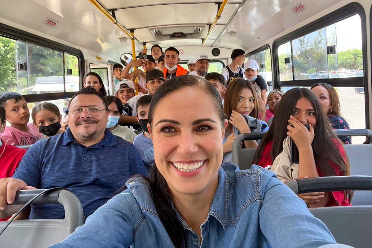 AleGutierrez_mx's tweet photo. Vamos rumbo al @zooleon 🦁 para aprovechar el #PaseVerde 🎟🌳 y estamos platicando con los chavos del #ProgramaLobo; muchos de ellos son raperos y nos vienen contando cómo su vida se ha transformado a través de la música, sus canciones y otras actividades positivas. https://t.co/VqqKPFPZdZ